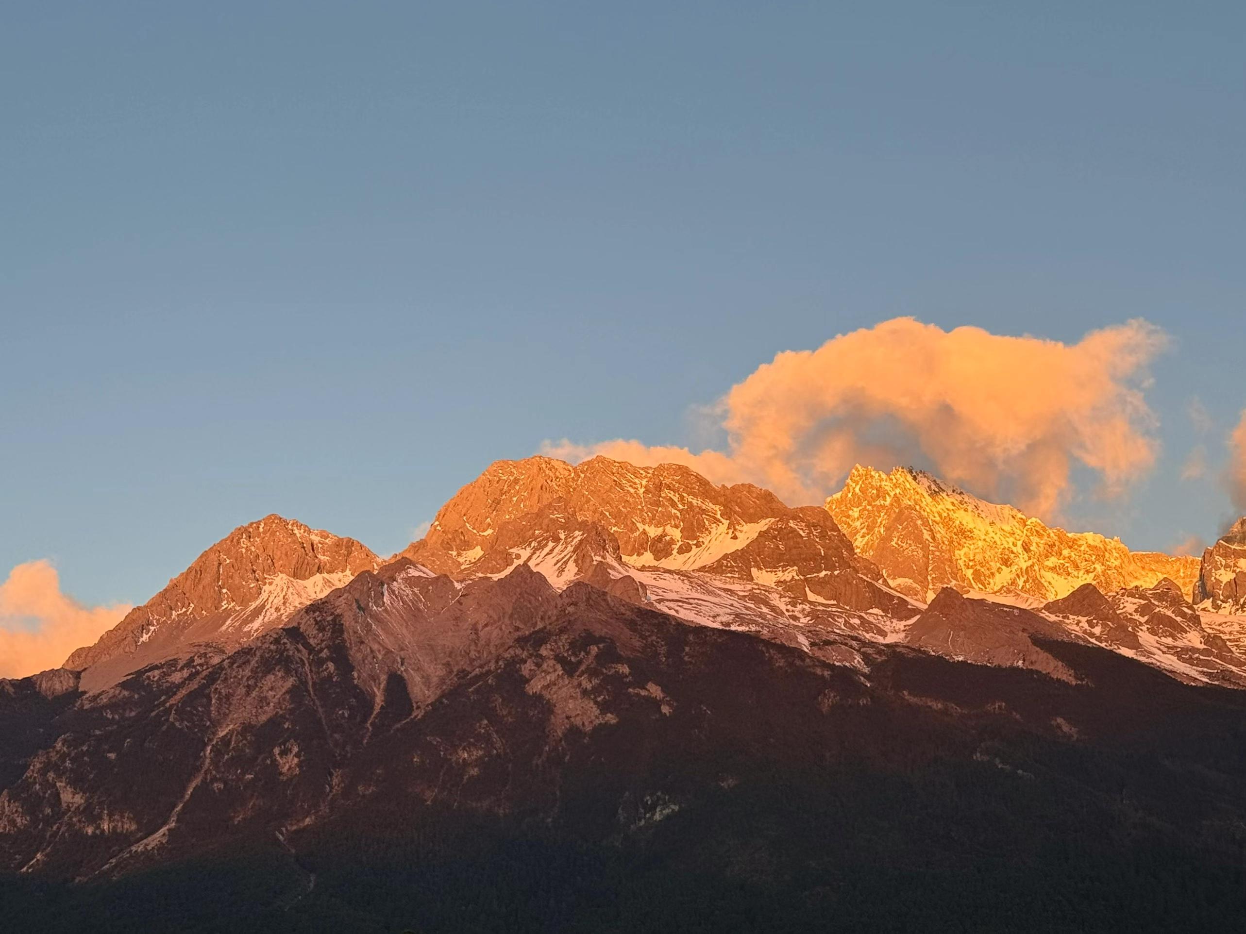 玉龙雪山日照金山